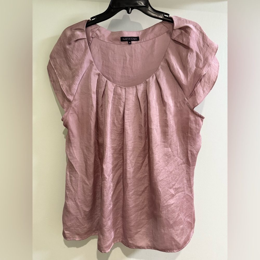 Violet & Claire Womens Sz XL Short Sleeve Blouse Light Blush Pink Pleated